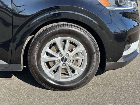 Used 2022 Kia Carnival LX image 10