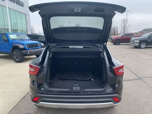 Used 2025 Chevrolet Trax LT FWD image 23