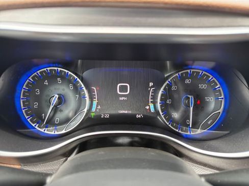Used 2017 Chrysler Pacifica Limited w/ UConnect Theater Package FWD image 11