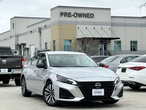 Used 2024 Nissan Altima 2.5 SV FWD image 2