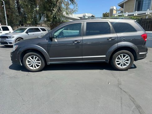 Used 2016 Dodge Journey SXT w/ Comfort/Convenience Group FWD image 2
