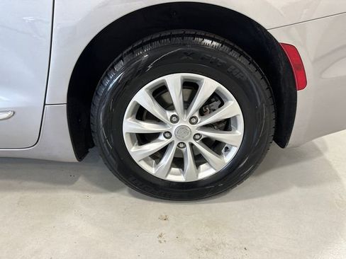 Used 2017 Chrysler Pacifica Touring-L image 14