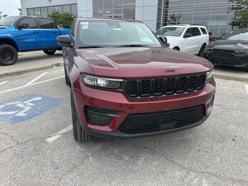 New 2025 Jeep Grand Cherokee Altitude image 8