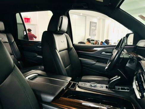 Used 2022 Cadillac Escalade Luxury w/ LPO, Illumination Package image 23