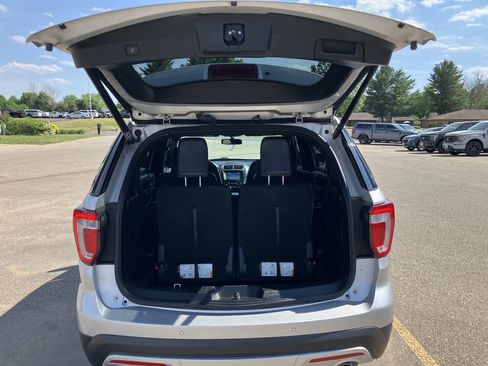 Used 2017 Ford Explorer XLT w/ Equipment Group 202A AWD/4WD image 19
