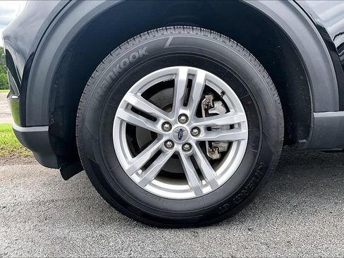 Used 2023 Ford Explorer XLT AWD/4WD image 2