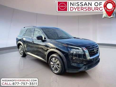 Used 2024 Nissan Pathfinder SV image 1