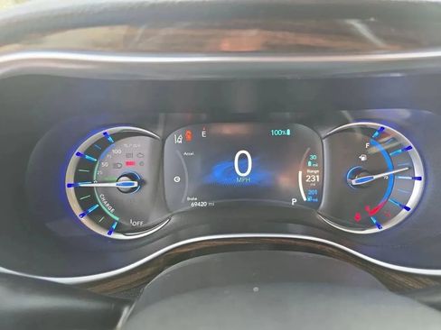 Used 2022 Chrysler Pacifica Limited FWD image 16