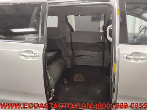 Used 2014 Toyota Sienna SE FWD image 14