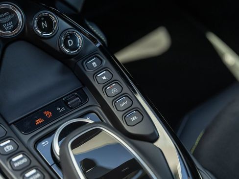 Used 2023 Aston Martin V8 Vantage Coupe RWD image 32