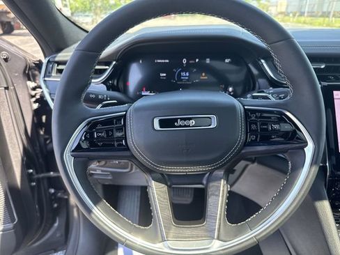 Used 2023 Jeep Grand Cherokee Overland w/ Luxury Tech Group IV AWD/4WD image 13