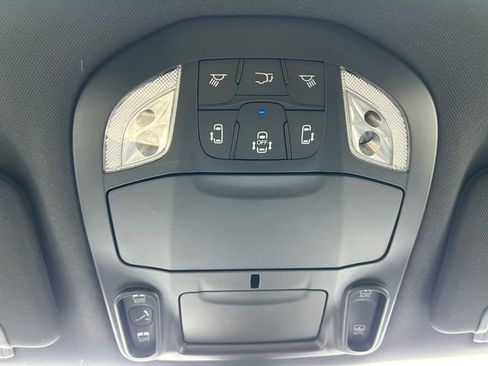 Used 2025 Chrysler Pacifica Limited image 33