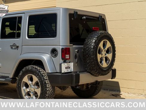 Used 2018 Jeep Wrangler Unlimited Sahara w/ Dual Top Group AWD/4WD image 53