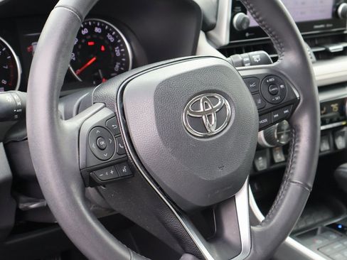 Used 2022 Toyota RAV4 XLE Premium image 18