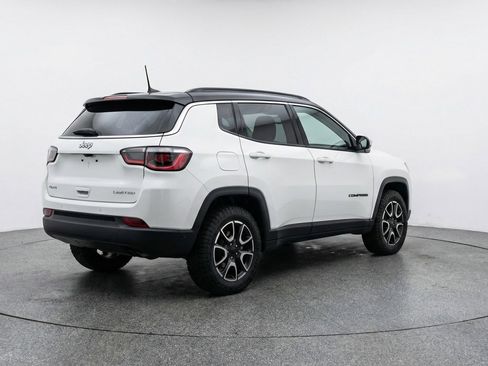 Used 2025 Jeep Compass Trailhawk AWD/4WD image 9