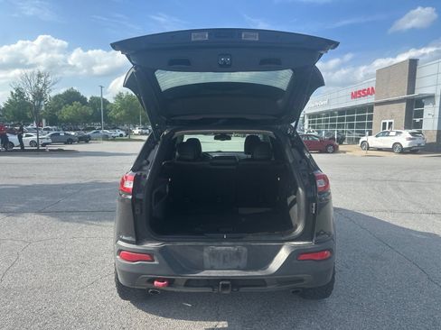 Used 2016 Jeep Cherokee Trailhawk w/ Comfort/Convenience Group AWD/4WD image 11