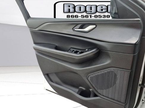 Used 2023 Jeep Grand Cherokee Altitude AWD/4WD image 19