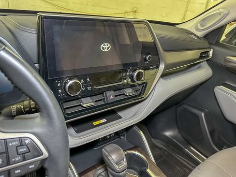 Used 2023 Toyota Highlander Limited AWD/4WD image 35