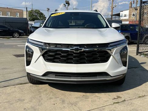 Used 2025 Chevrolet Trax LT w/ Driver Confidence Package FWD image 2
