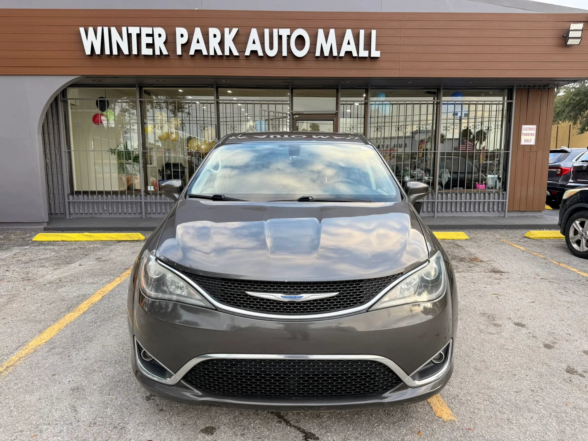 Used 2018 Chrysler Pacifica Touring Plus FWD image 2