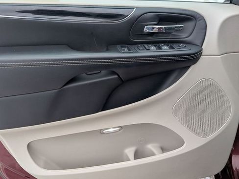 Used 2018 Dodge Grand Caravan SXT image 12