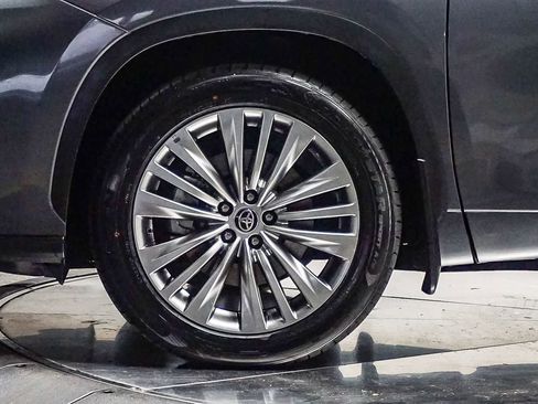 Used 2023 Toyota Highlander Platinum AWD/4WD image 9