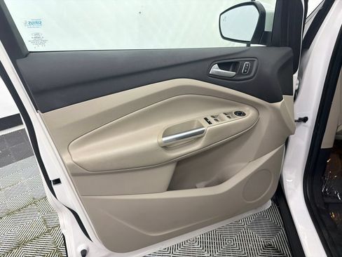 Used 2017 Ford Escape SE w/ Equipment Group 201A FWD image 11