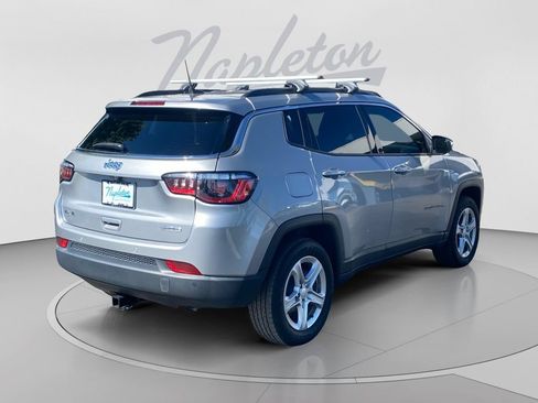 Used 2024 Jeep Compass Latitude w/ Convenience Group AWD/4WD image 6