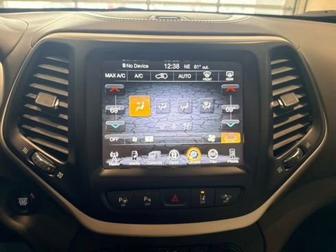 Used 2018 Jeep Cherokee Overland w/ Technology Group image 40