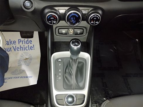 Used 2024 Hyundai Venue SEL image 16