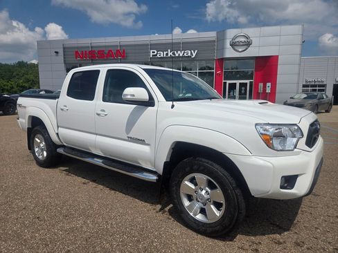 Used 2015 Toyota Tacoma 4x4 Double Cab w/ TRD Sport Package image 2