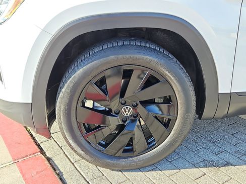 Certified 2024 Volkswagen Atlas SE w/ Panoramic Sunroof Package image 5