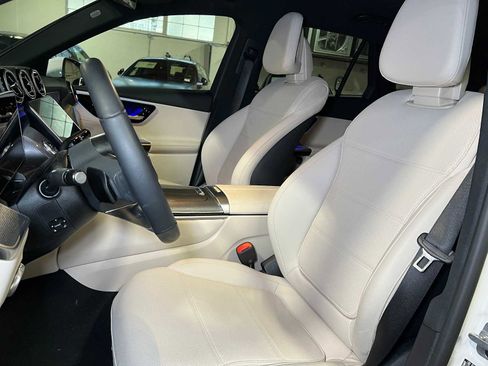 Used 2025 Mercedes-Benz GLC 300 4MATIC image 25