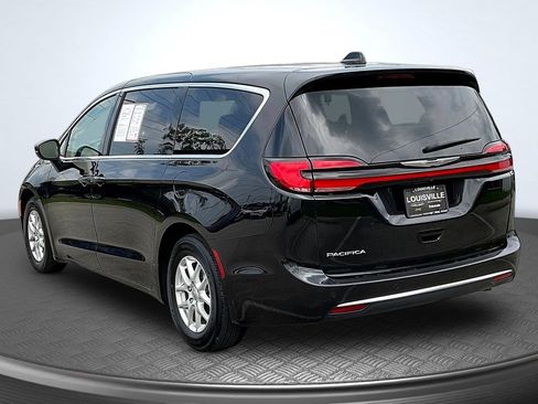 Used 2023 Chrysler Pacifica Touring-L FWD image 5