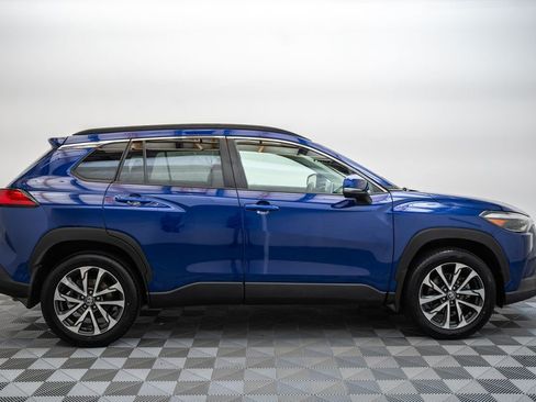 Used 2022 Toyota Corolla Cross XLE w/ Convenience Package AWD/4WD image 4