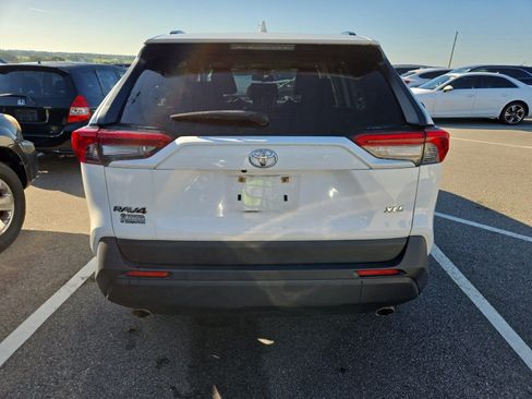 Used 2019 Toyota RAV4 XLE w/ Convenience Package FWD image 5