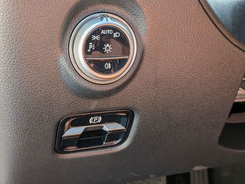 Used 2025 Mercedes-Benz C 300 4MATIC Sedan image 17
