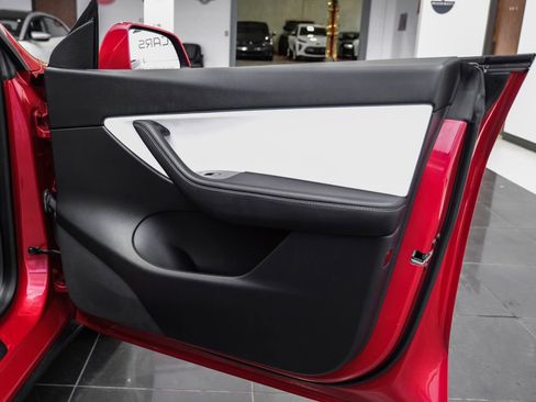 Used 2021 Tesla Model Y Long Range AWD/4WD image 40