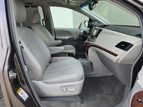 Used 2013 Toyota Sienna XLE FWD image 23