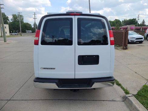 Used 2018 Chevrolet Express 2500 Extended image 15