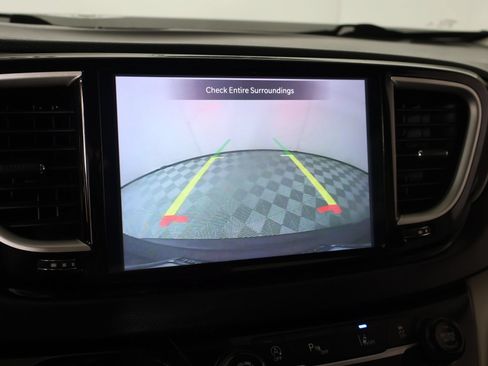 Used 2022 Chrysler Pacifica Touring-L FWD image 6