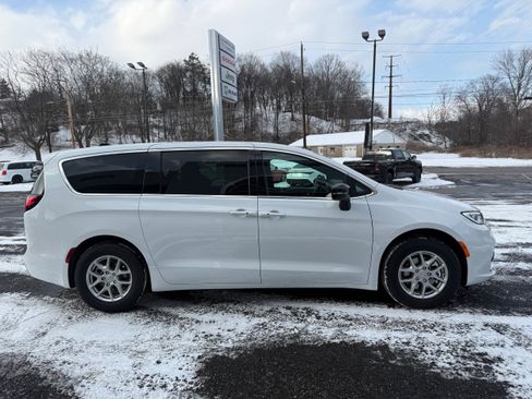 New 2026 Chrysler Pacifica Select image 7