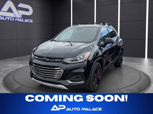 Used 2018 Chevrolet Trax LT w/ Sun & Sound Package FWD image 1