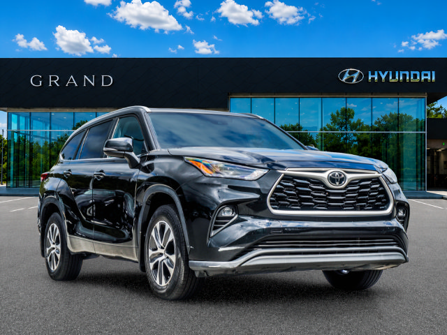 Used 2023 Toyota Highlander XLE FWD image 7