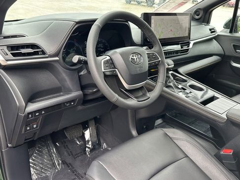 Used 2026 Toyota Sienna XLE Woodland Edition AWD/4WD image 23