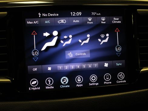 Used 2018 Chrysler Pacifica Touring-L FWD image 25