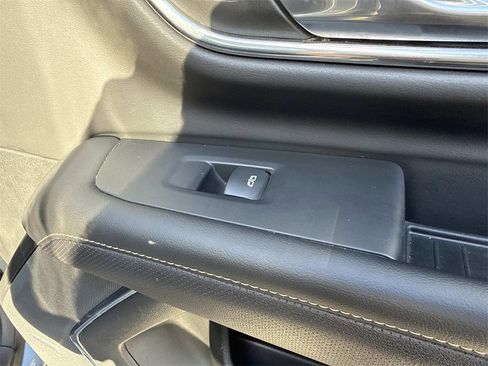 Used 2023 GMC Yukon SLT w/ SLT Luxury Package image 32