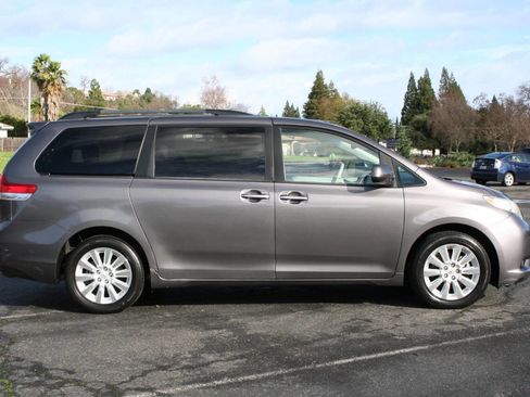 Used 2014 Toyota Sienna XLE image 4