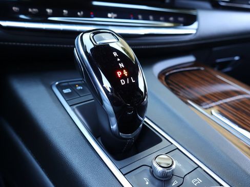 Used 2021 Cadillac Escalade Premium Luxury image 29