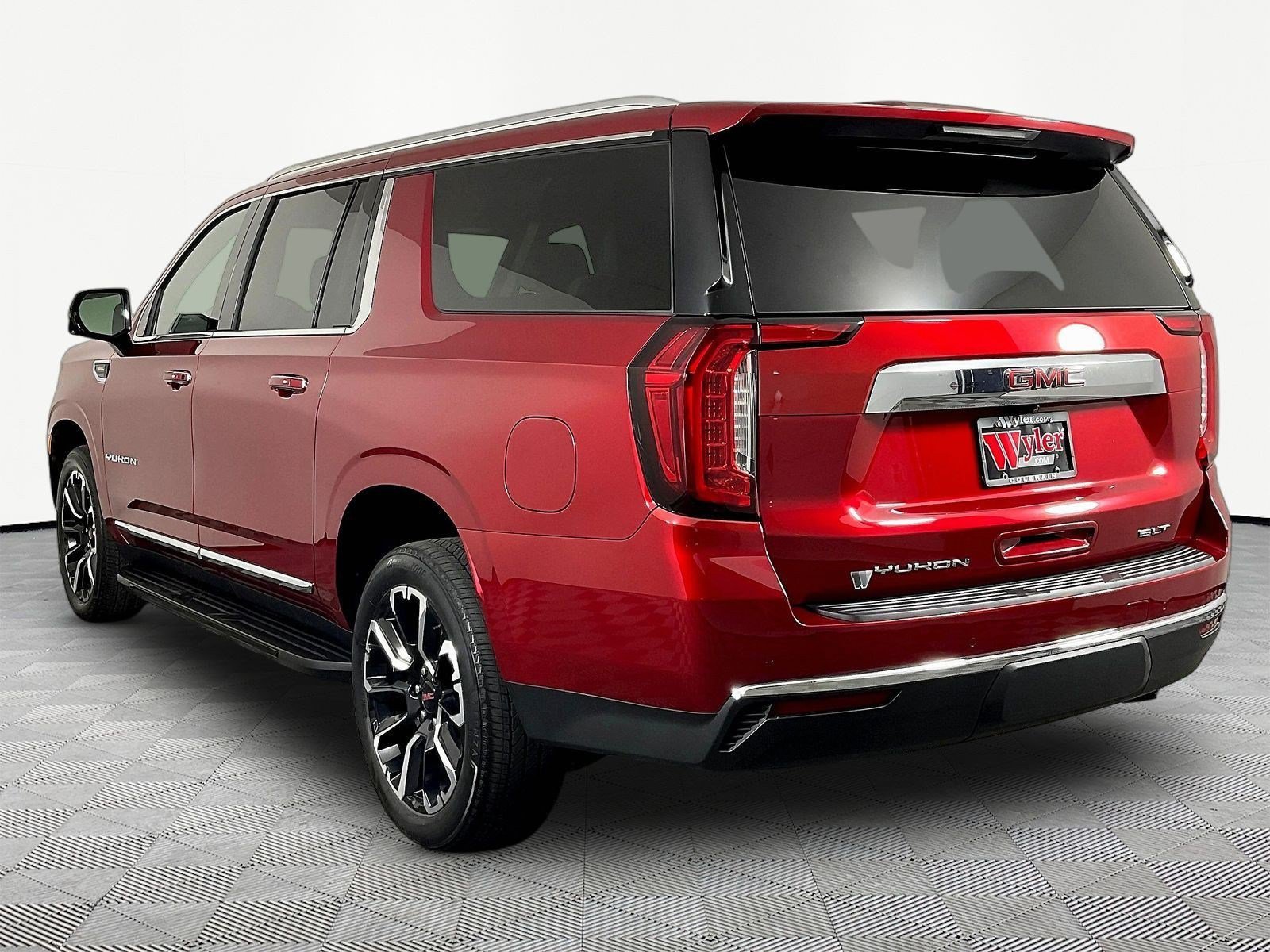Used 2023 GMC Yukon XL SLT w/ SLT Premium Package AWD/4WD image 4